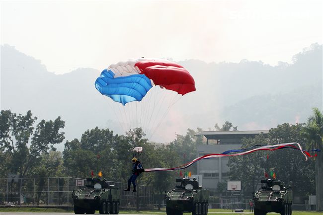 揚名海外的陸軍神龍小組展現高超的空中特技。（記者邱榮吉/攝影）