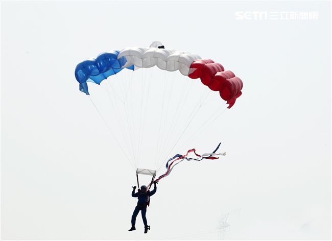 揚名海外的陸軍神龍小組展現高超的空中特技。（記者邱榮吉/攝影）