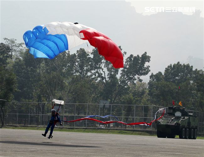 揚名海外的陸軍神龍小組展現高超的空中特技。（記者邱榮吉/攝影）