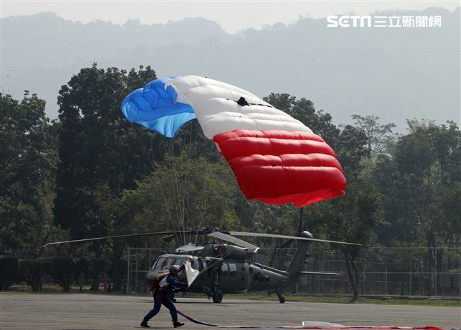 揚名海外的陸軍神龍小組展現高超的空中特技。（記者邱榮吉/攝影）