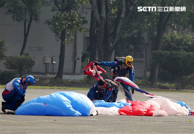 揚名海外的陸軍神龍小組展現高超的空中特技。（記者邱榮吉/攝影）