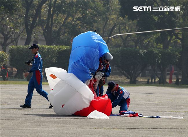 揚名海外的陸軍神龍小組展現高超的空中特技。（記者邱榮吉/攝影）