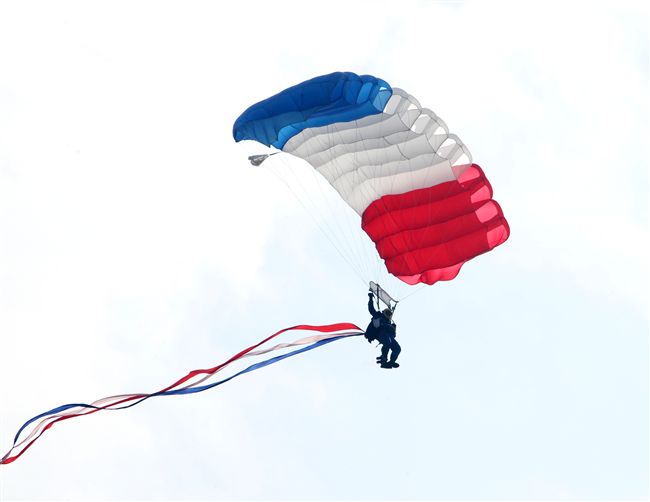 揚名海外的陸軍神龍小組展現高超的空中特技。（記者邱榮吉/攝影）