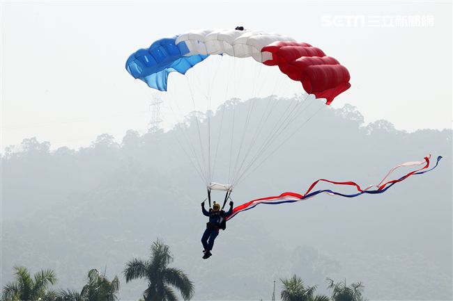 揚名海外的陸軍神龍小組展現高超的空中特技。（記者邱榮吉/攝影）