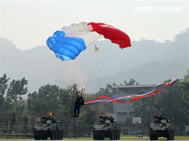 揚名海外的陸軍神龍小組展現高超的空中特技。（記者邱榮吉/攝影）