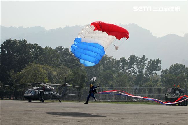 揚名海外的陸軍神龍小組展現高超的空中特技。（記者邱榮吉/攝影）