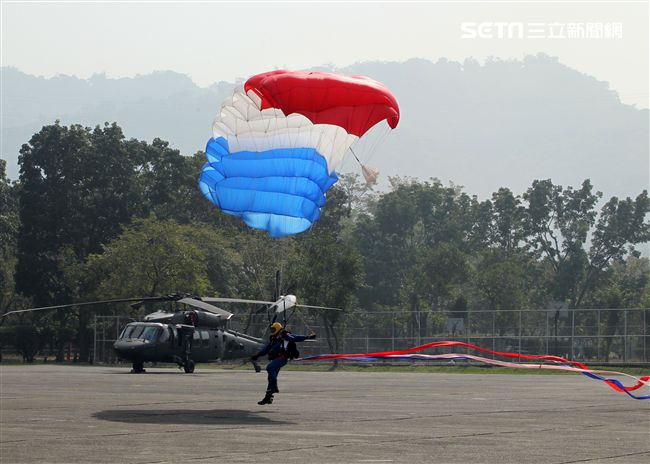 揚名海外的陸軍神龍小組展現高超的空中特技。（記者邱榮吉/攝影）