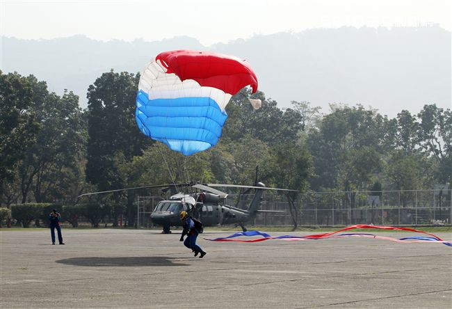 揚名海外的陸軍神龍小組展現高超的空中特技。（記者邱榮吉/攝影）