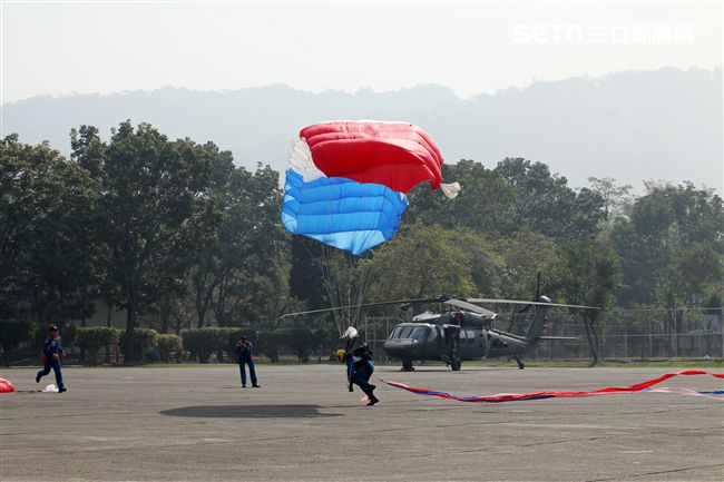 揚名海外的陸軍神龍小組展現高超的空中特技。（記者邱榮吉/攝影）