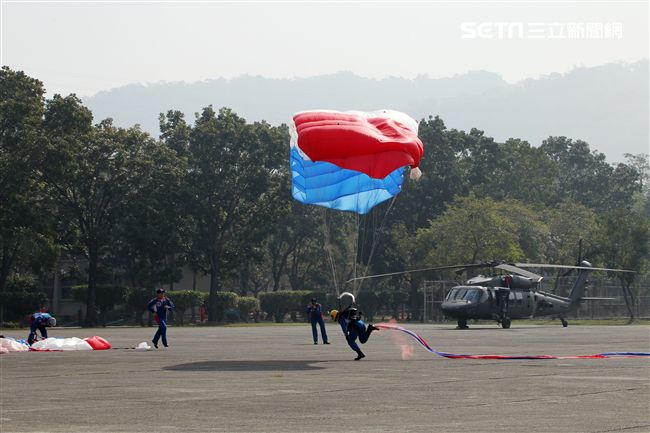 揚名海外的陸軍神龍小組展現高超的空中特技。（記者邱榮吉/攝影）