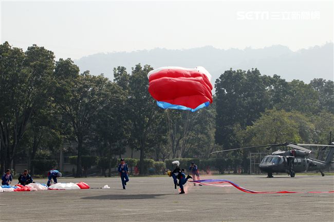 揚名海外的陸軍神龍小組展現高超的空中特技。（記者邱榮吉/攝影）