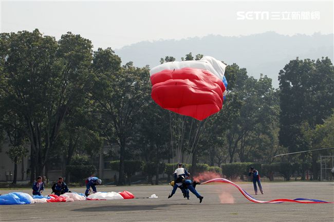 揚名海外的陸軍神龍小組展現高超的空中特技。（記者邱榮吉/攝影）