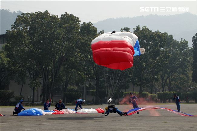 揚名海外的陸軍神龍小組展現高超的空中特技。（記者邱榮吉/攝影）