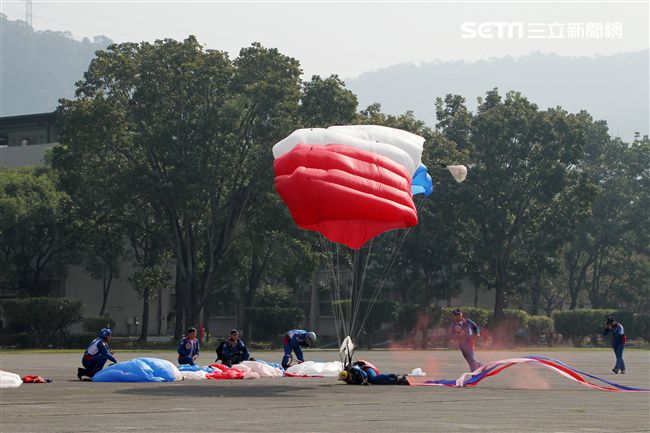 揚名海外的陸軍神龍小組展現高超的空中特技。（記者邱榮吉/攝影）