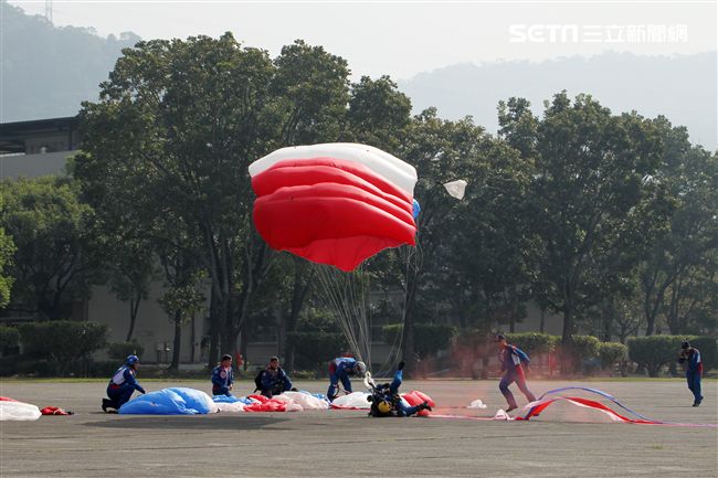 揚名海外的陸軍神龍小組展現高超的空中特技。（記者邱榮吉/攝影）