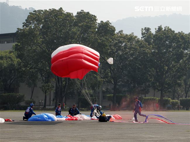 揚名海外的陸軍神龍小組展現高超的空中特技。（記者邱榮吉/攝影）