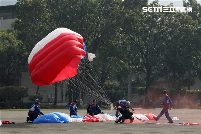 揚名海外的陸軍神龍小組展現高超的空中特技。（記者邱榮吉/攝影）