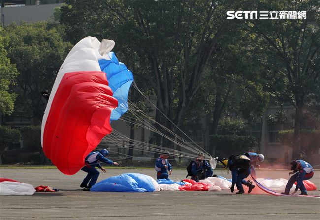 揚名海外的陸軍神龍小組展現高超的空中特技。（記者邱榮吉/攝影）