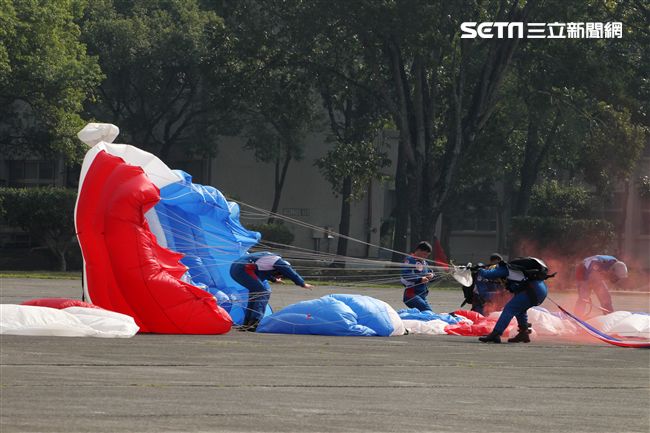 揚名海外的陸軍神龍小組展現高超的空中特技。（記者邱榮吉/攝影）