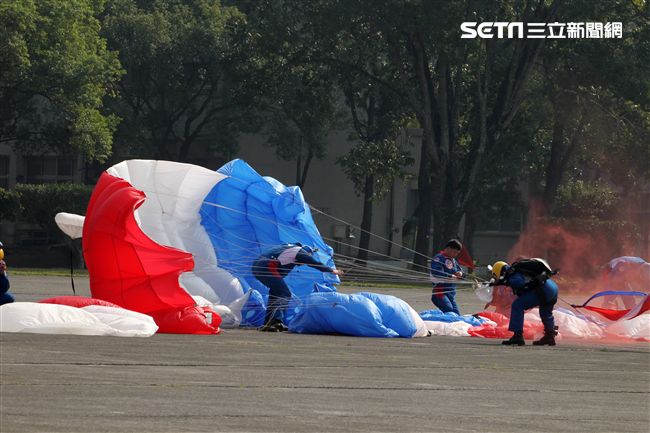 揚名海外的陸軍神龍小組展現高超的空中特技。（記者邱榮吉/攝影）