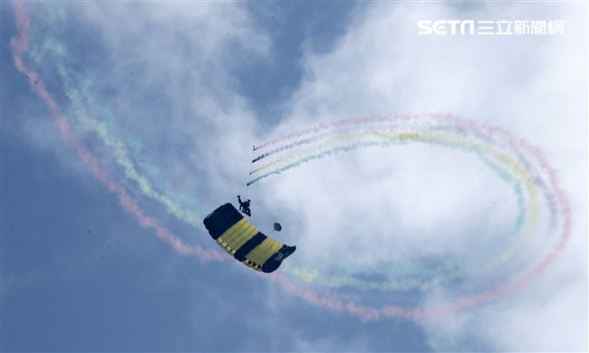 揚名海外的陸軍神龍小組展現高超的空中特技。（記者邱榮吉/攝影）