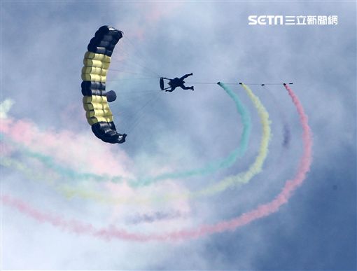 揚名海外的陸軍神龍小組展現高超的空中特技。（記者邱榮吉/攝影）