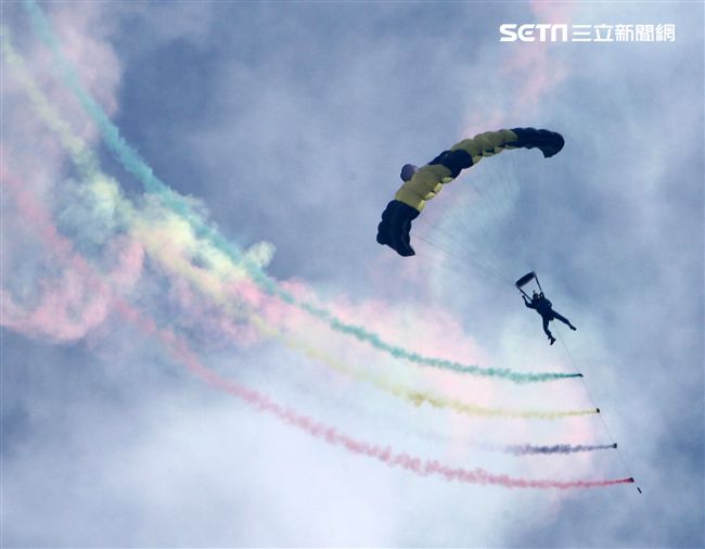 揚名海外的陸軍神龍小組展現高超的空中特技。（記者邱榮吉/攝影）