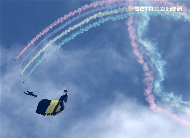 揚名海外的陸軍神龍小組展現高超的空中特技。（記者邱榮吉/攝影）