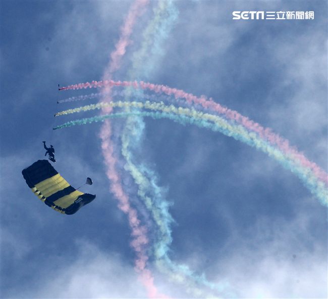 揚名海外的陸軍神龍小組展現高超的空中特技。（記者邱榮吉/攝影）