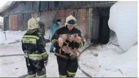 差點變「150隻烤豬」　俄羅斯消防員冒火救出（圖／翻攝自RT News）