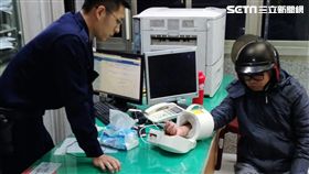 葉姓工人因氣溫過低導致頭暈，倒臥在警方巡邏車旁，警員見狀將他扶進派出所休息，再由妻子接回家休息。（翻攝畫面）