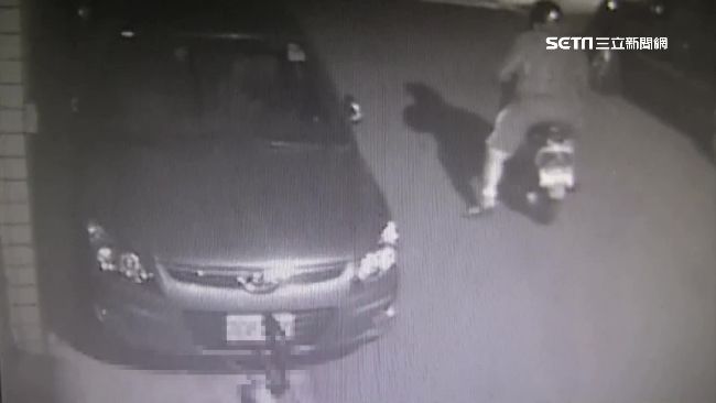 偷完油機車發不動　竊賊用腳滑車好糗