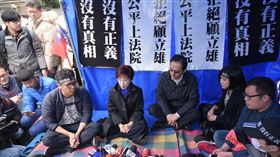 國民黨主席洪秀柱前往黨產會探視抗議靜坐黨工 圖／記者林敬旻攝