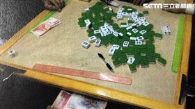《崑天宮》平時有3、4桌的賭客在打麻將，警方前往宮廟餐廳查緝，當場查獲1桌4人，樂捐的香油錢竟是抽頭金！（翻攝畫面）
