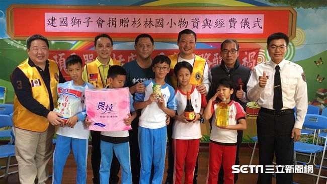 寒冬送暖！打火英雄供白米給國小學童