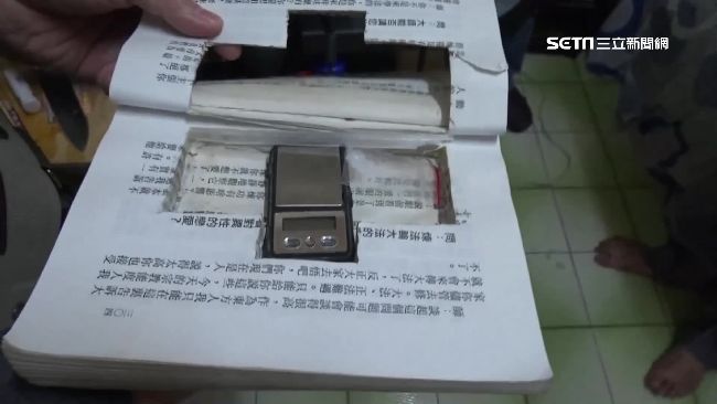毒蟲抄電影梗　挖空書藏槍毒、磅秤