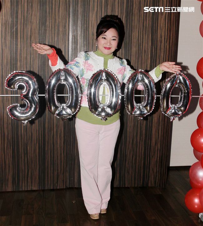 白冰冰新專輯「痴情夢留給傷心的人」銷售30000張開紅盤，在慶功宴上感謝粉絲們的支持。（記者邱榮吉/攝影）