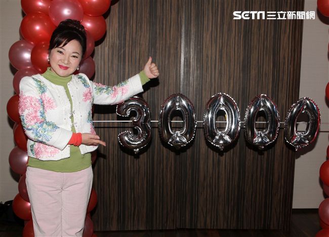 白冰冰新專輯「痴情夢留給傷心的人」銷售30000張開紅盤，在慶功宴上感謝粉絲們的支持。（記者邱榮吉/攝影）