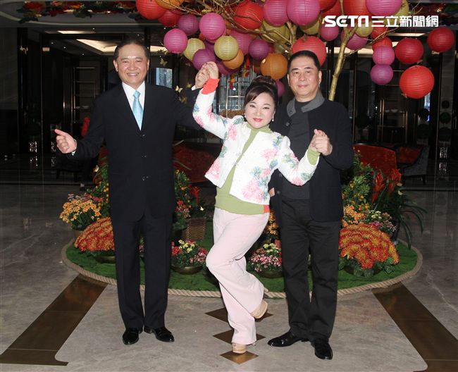 白冰冰新專輯「痴情夢留給傷心的人」銷售30000張開紅盤，在慶功宴上感謝粉絲們的支持。（記者邱榮吉/攝影）