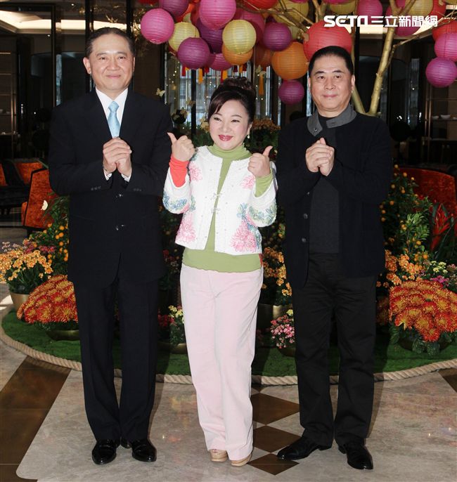 白冰冰新專輯「痴情夢留給傷心的人」銷售30000張開紅盤，在慶功宴上感謝粉絲們的支持。（記者邱榮吉/攝影）