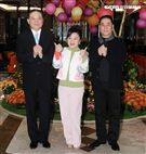 白冰冰新專輯「痴情夢留給傷心的人」銷售30000張開紅盤，在慶功宴上感謝粉絲們的支持。（記者邱榮吉/攝影）