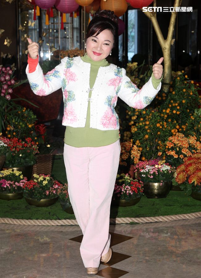 白冰冰新專輯「痴情夢留給傷心的人」銷售30000張開紅盤，在慶功宴上感謝粉絲們的支持。（記者邱榮吉/攝影）