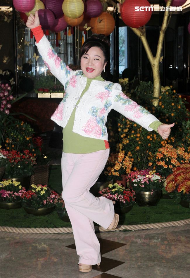 白冰冰新專輯「痴情夢留給傷心的人」銷售30000張開紅盤，在慶功宴上感謝粉絲們的支持。（記者邱榮吉/攝影）