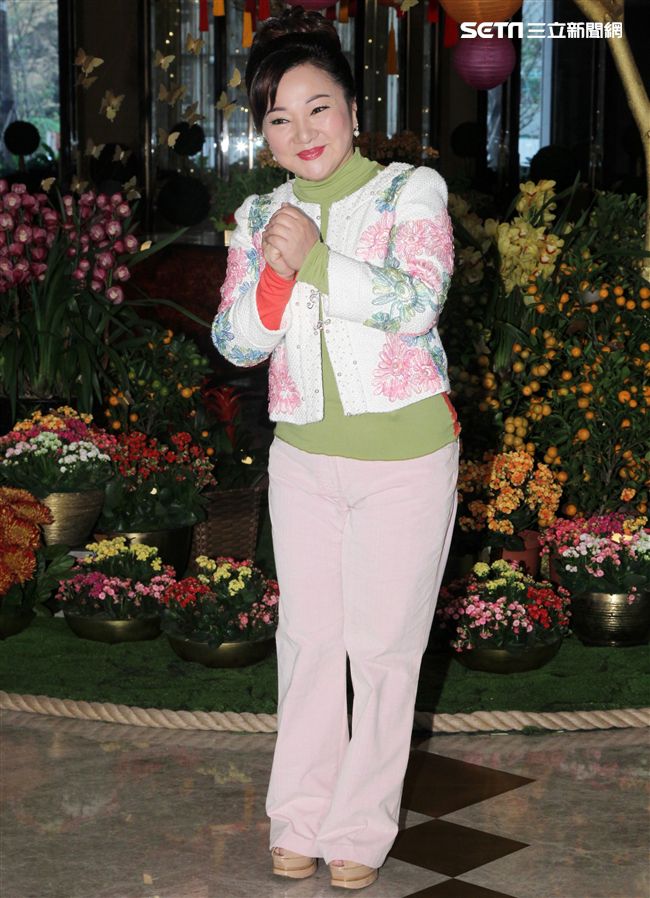 白冰冰新專輯「痴情夢留給傷心的人」銷售30000張開紅盤，在慶功宴上感謝粉絲們的支持。（記者邱榮吉/攝影）