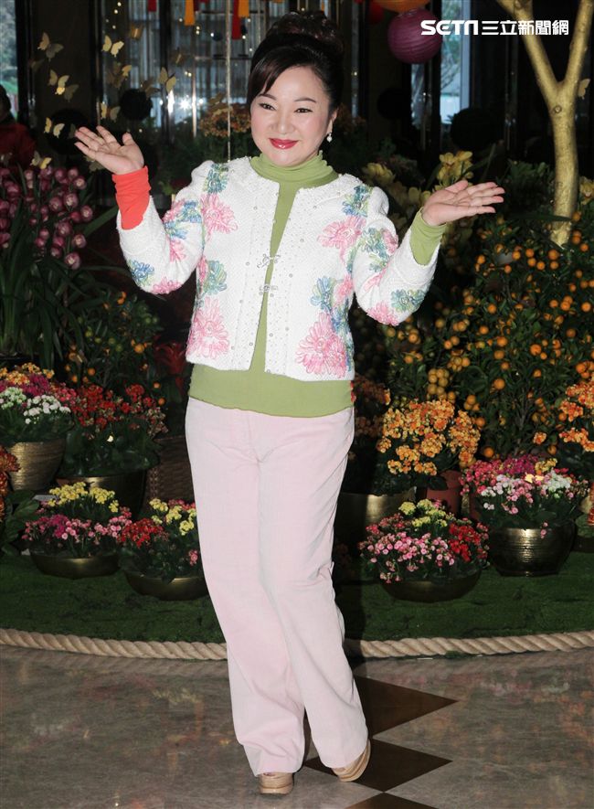 白冰冰新專輯「痴情夢留給傷心的人」銷售30000張開紅盤，在慶功宴上感謝粉絲們的支持。（記者邱榮吉/攝影）