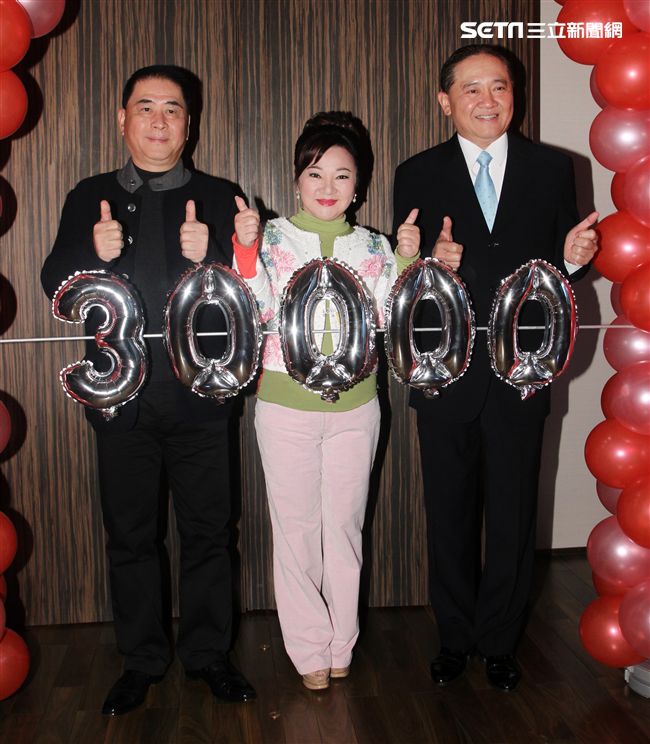 白冰冰新專輯「痴情夢留給傷心的人」銷售30000張開紅盤，在慶功宴上感謝粉絲們的支持。（記者邱榮吉/攝影）