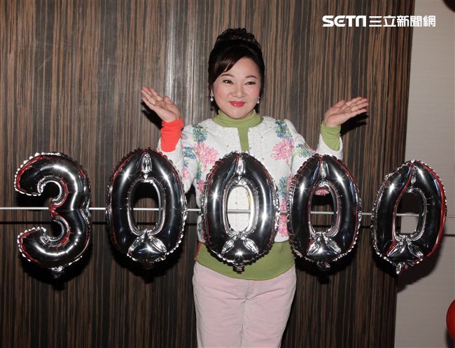 白冰冰新專輯「痴情夢留給傷心的人」銷售30000張開紅盤，在慶功宴上感謝粉絲們的支持。（記者邱榮吉/攝影）