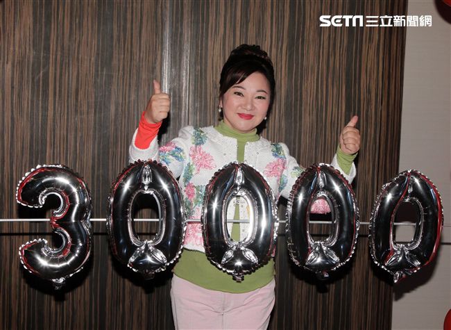 白冰冰新專輯「痴情夢留給傷心的人」銷售30000張開紅盤，在慶功宴上感謝粉絲們的支持。（記者邱榮吉/攝影）