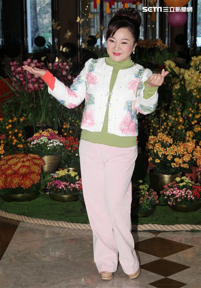 白冰冰新專輯「痴情夢留給傷心的人」銷售30000張開紅盤，在慶功宴上感謝粉絲們的支持。（記者邱榮吉/攝影）