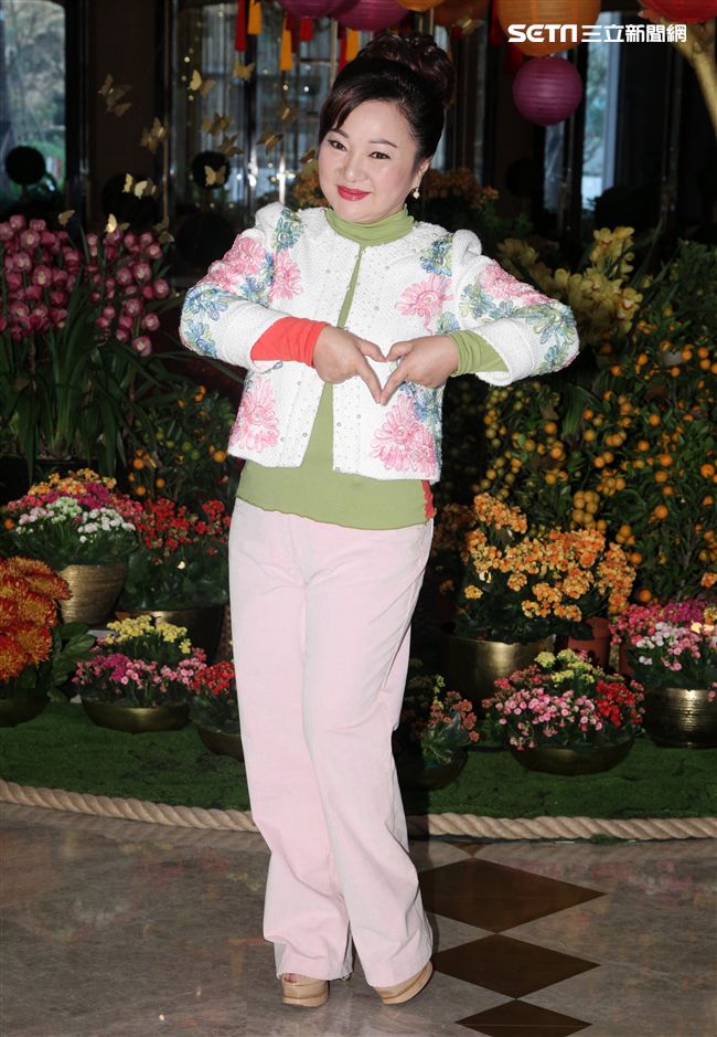 白冰冰新專輯「痴情夢留給傷心的人」銷售30000張開紅盤，在慶功宴上感謝粉絲們的支持。（記者邱榮吉/攝影）